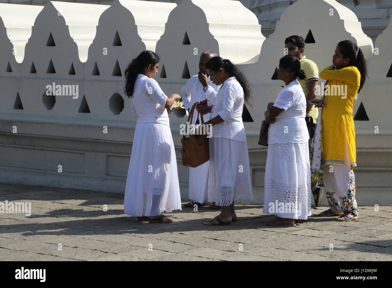 Kandy au Sri Lanka Temple de la dent les pèlerins à l'extérieur de l'Patthirippua sur Navam Poya jour de Pleine Lune Banque D'Images