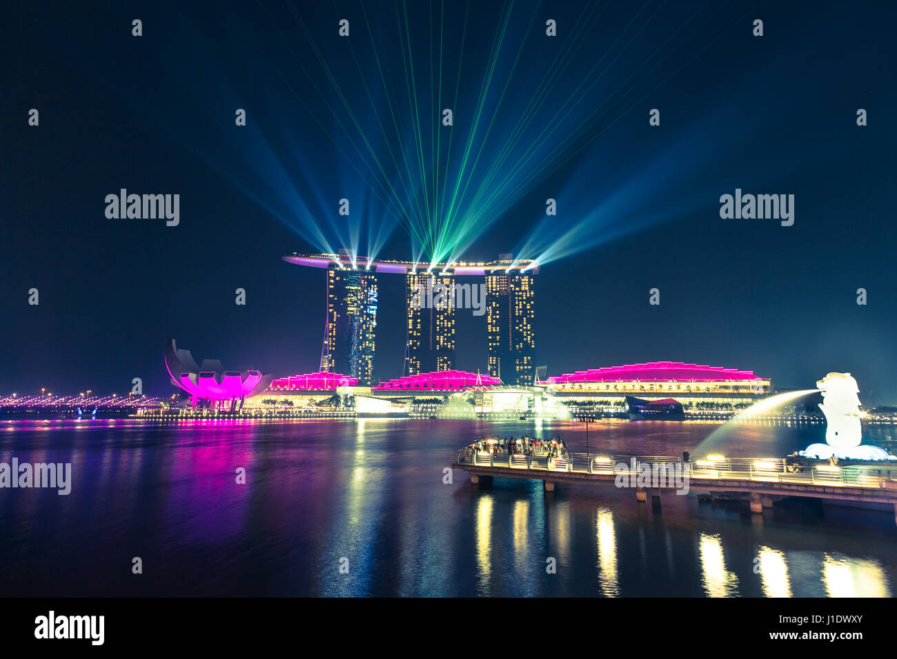 Des faisceaux de lumière briller du haut de la Marina Bay Sands Hotel sur le lac à Singapour, en Asie du sud-est Banque D'Images