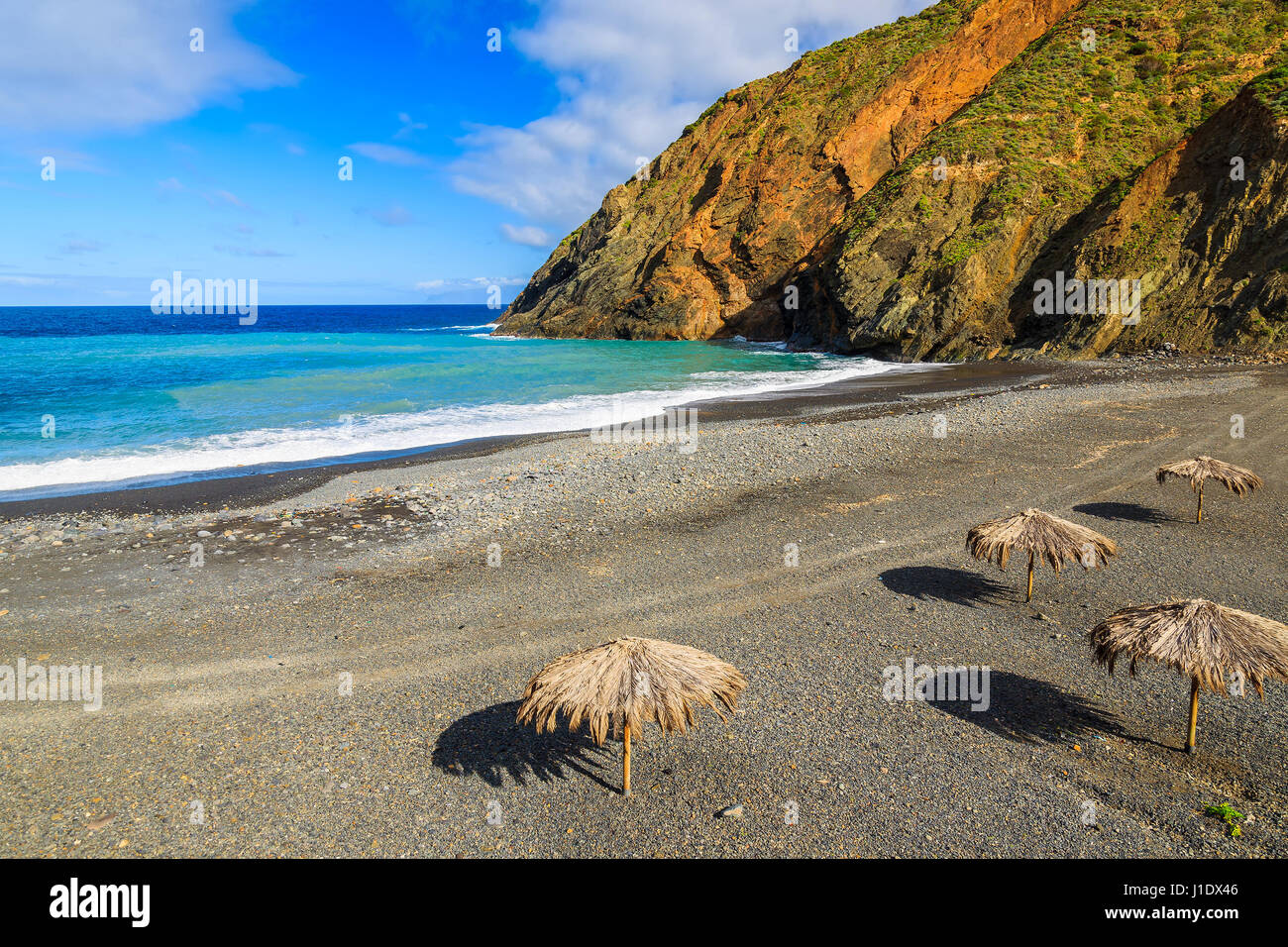 Les parasols de plage de galets, plage de Vallehermoso sur l'île de La Gomera, Espagne Banque D'Images