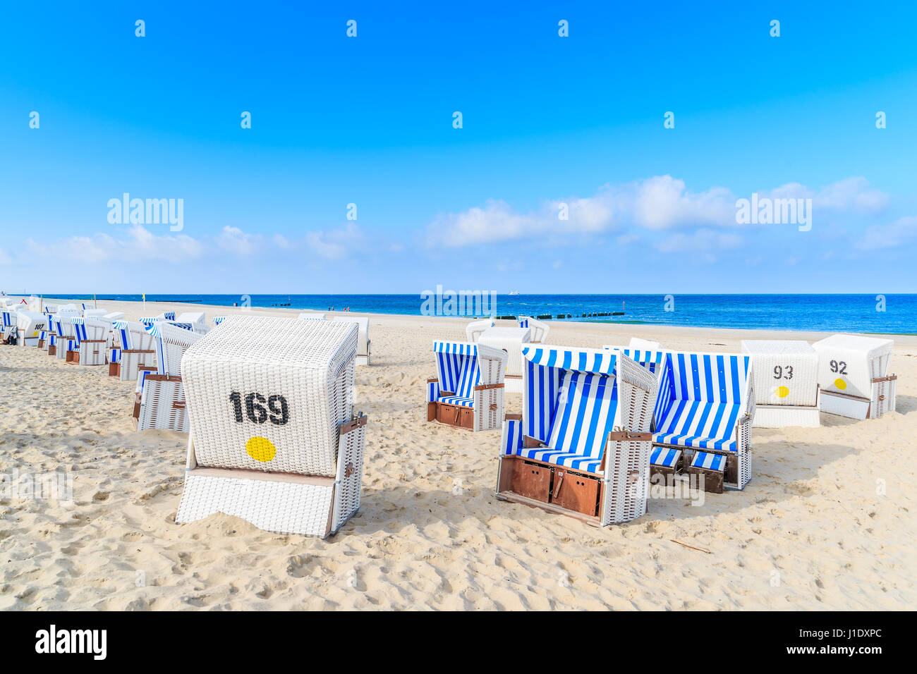 Chaises en osier sur plage de sable fin à Kampen village sur la côte de la mer du Nord, l'île de Sylt, Allemagne Banque D'Images
