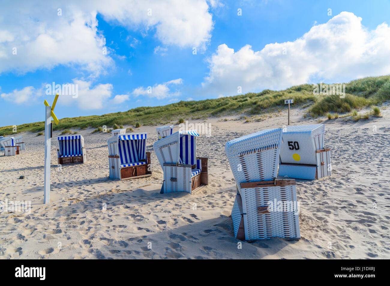Chaises en osier sur plage de sable fin à Kampen village sur la côte de la mer du Nord, l'île de Sylt, Allemagne Banque D'Images