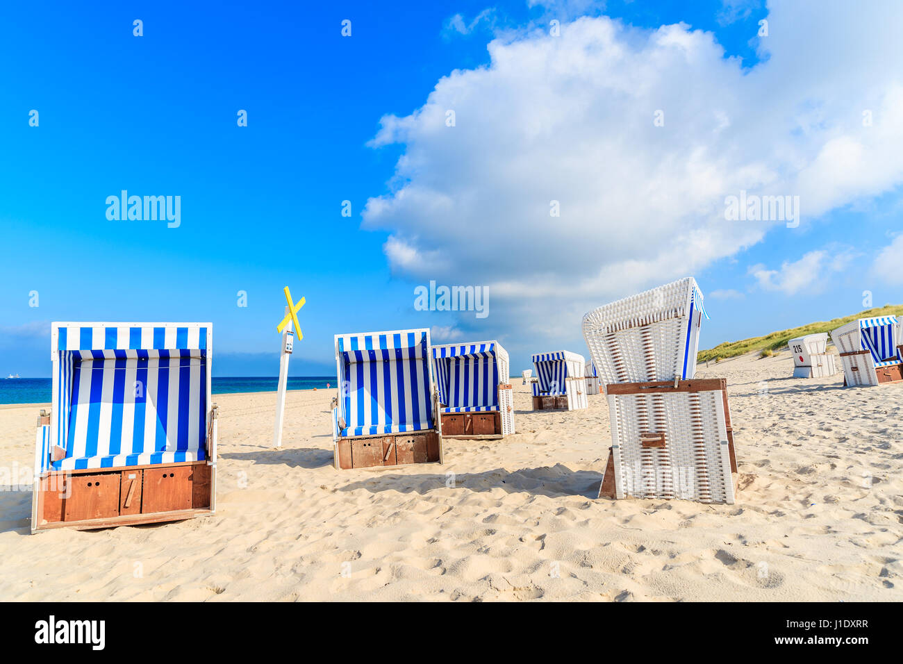 Chaises en osier sur plage de sable fin à Kampen village sur la côte de la mer du Nord, l'île de Sylt, Allemagne Banque D'Images