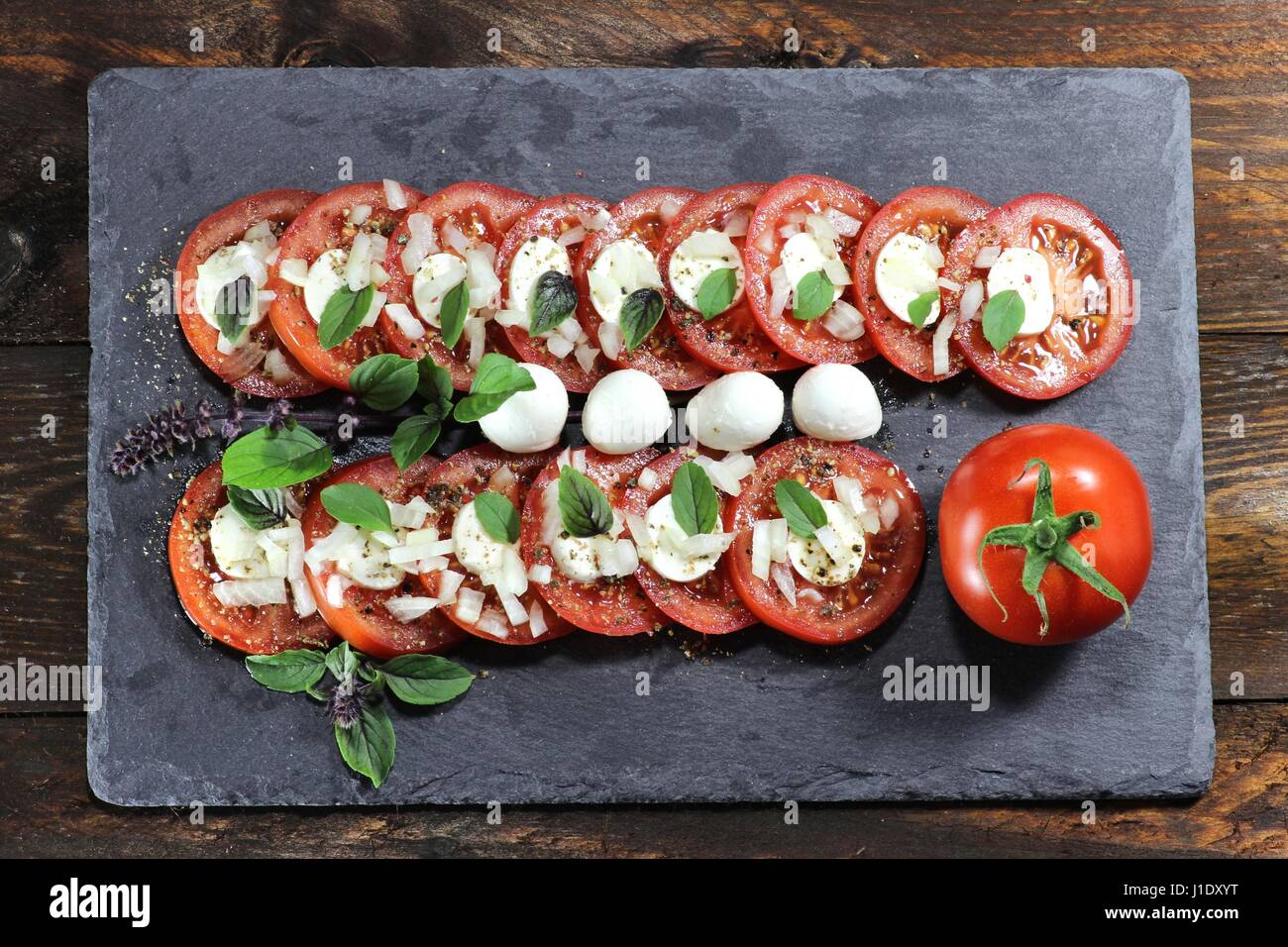 Tomate-mozzarella sur ardoise Banque D'Images