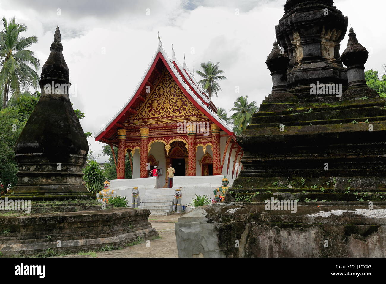 Luang Prabang, Laos-October 10, 2015 : Tourist couple visite le Sim-Congregation hall of Wat Aham. Tigres et gardien et Hanuman Ravana de Phra La Banque D'Images