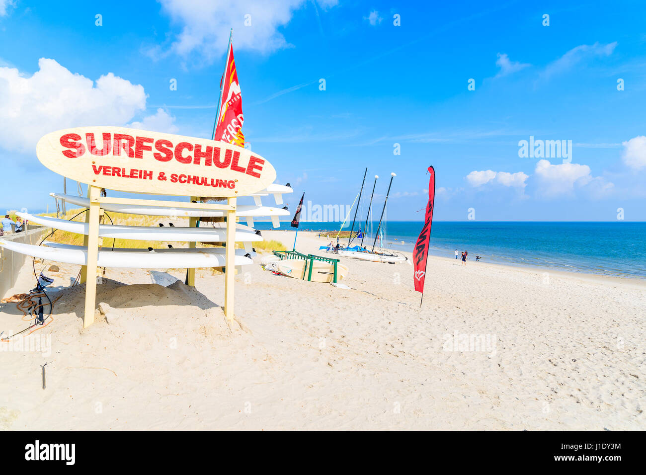 L'île de Sylt, ALLEMAGNE - SEP 6, 2016 : Signe de l'école de surf sur la plage de sable de l'île de Sylt, Liste, l'Allemagne. Banque D'Images