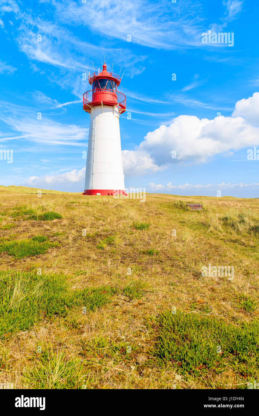 Phare sur dune de sable contre le ciel bleu avec des nuages blancs sur la côte nord de l'île de Sylt, Allemagne près de village Liste Banque D'Images