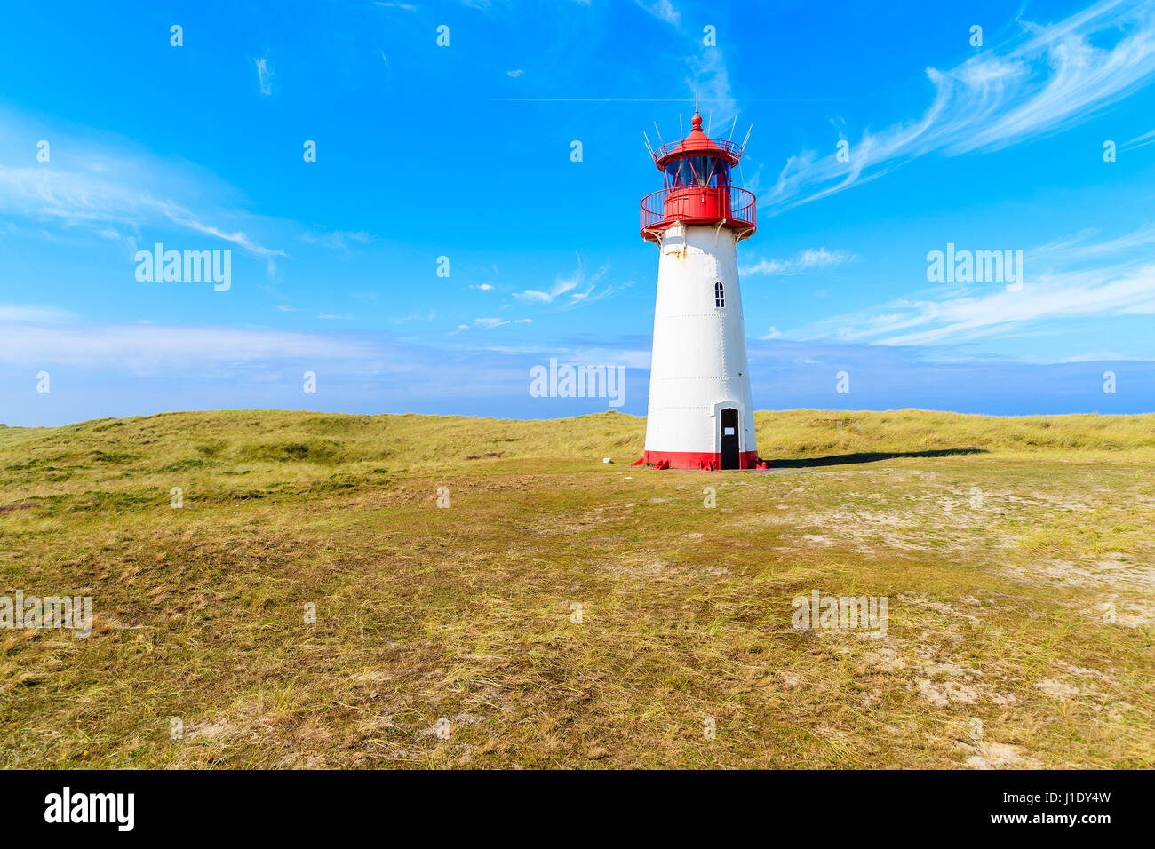 Phare sur dune de sable contre le ciel bleu avec des nuages blancs sur la côte nord de l'île de Sylt, Allemagne près de village Liste Banque D'Images