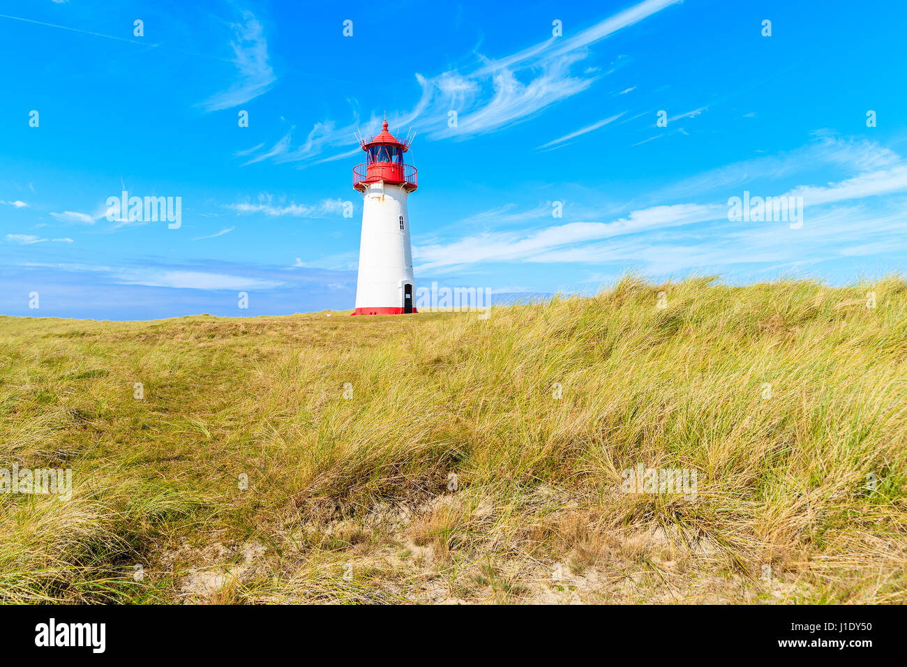 Phare sur dune de sable contre le ciel bleu avec des nuages blancs sur la côte nord de l'île de Sylt, Allemagne près de village Liste Banque D'Images