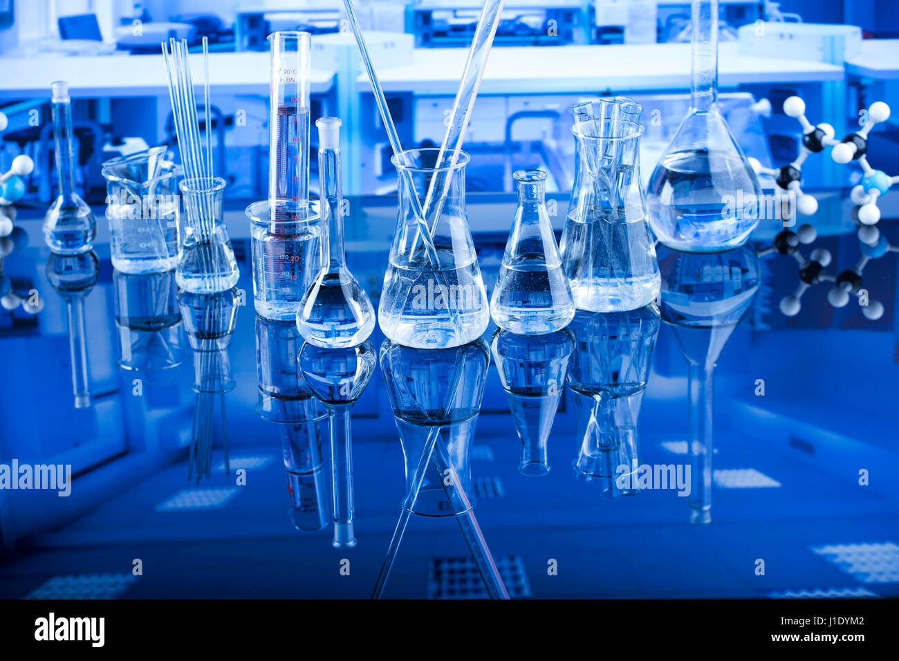 Équipements de laboratoire modernes , ensemble de verrerie sur fond bleu. Banque D'Images