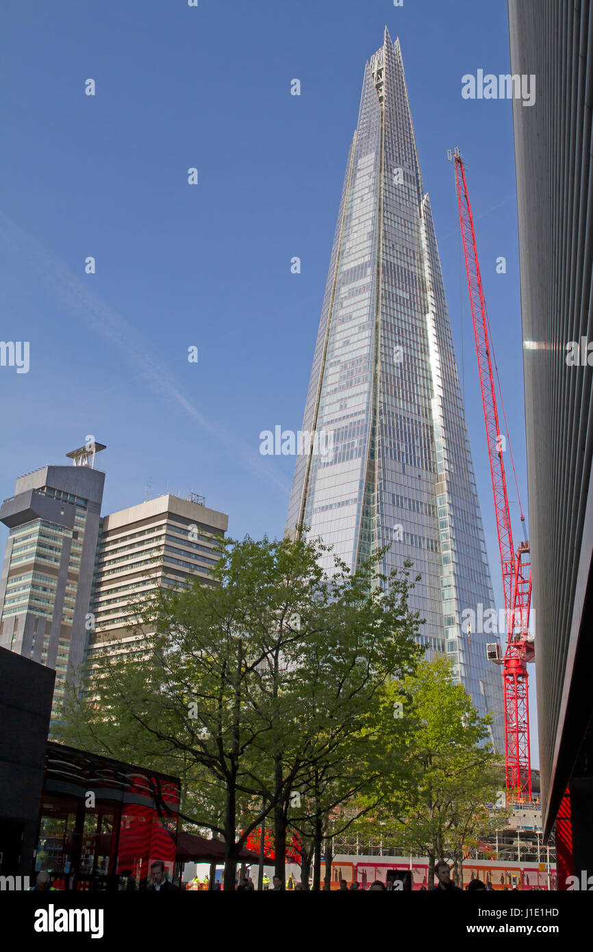 Londres, Royaume-Uni. Apr 20, 2017. Ciel bleu sur le Shard à Londres Crédit : Keith Larby/Alamy Live News Banque D'Images