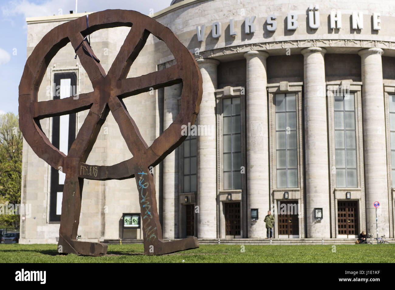 Berlin, Berlin, Allemagne. Apr 20, 2017. La sculpture en acier 'rad' Laufendes (anglais : 'en marche' de roue), conçu par Rainer Haussmann en 1994, en face de l'entrée principale de l'Volksbuehne Berlin. La sculpture sera démantelé à la fin de la saison en cours en signe de protestation contre le nouveau directeur Chris Dercon. Crédit : Jan Scheunert/ZUMA/Alamy Fil Live News Banque D'Images