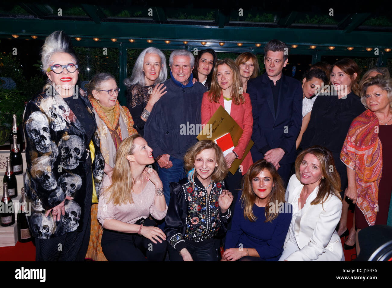 Paris, France. 19 avril, 2017. Mireille Suzanne Francette Porte (Orlan), Catherine Clément, Tatiana de Rosnay, Claude Lelouch, Stéphanie Janicot, Lydia Bacrie, Benjamin Biolay, Bérénice Bejo, Daniela Lumbroso, Claire Chazal, Adelaïde de Clermont-Tonnerre, Emmanuelle de Boysson, Victoria Bedos et Carole Chrétiennot posent avec Closerie des Lilas décerné writer Oriane Jeancourt Galignani pendant 10e 'La Closerie des Lilas" 2017 Prix littéraires à la Closerie des Lilas. Credit : Bernard Menigault/Alamy L Banque D'Images