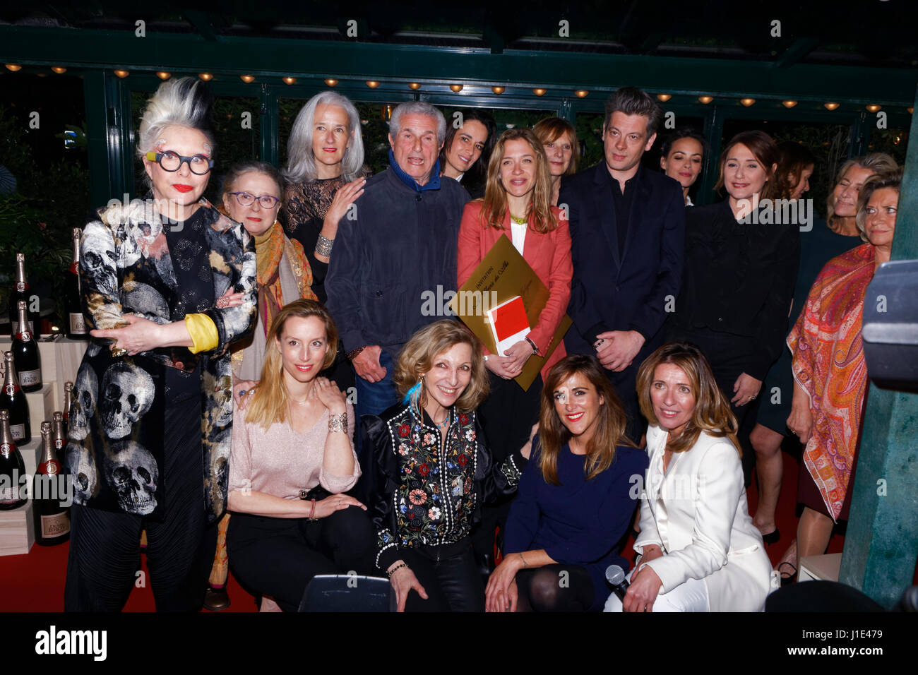 Paris, France. 19 avril, 2017. Mireille Suzanne Francette Porte (Orlan), Catherine Clément, Tatiana de Rosnay, Claude Lelouch, Stéphanie Janicot, Lydia Bacrie, Benjamin Biolay, Bérénice Bejo, Daniela Lumbroso, Claire Chazal, Adelaïde de Clermont-Tonnerre, Emmanuelle de Boysson, Victoria Bedos et Carole Chrétiennot posent avec Closerie des Lilas décerné writer Oriane Jeancourt Galignani pendant 10e 'La Closerie des Lilas" 2017 Prix littéraires à la Closerie des Lilas. Credit : Bernard Menigault/Alamy L Banque D'Images
