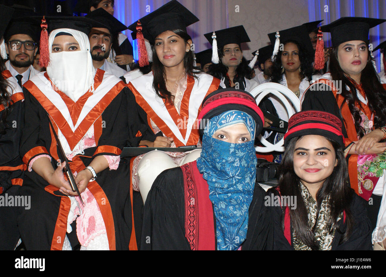 Les élèves posant pour photographier au cours de 14e convocation annuelle de Ziauddin Medical University, organisée à Karachi Expo Centre jeudi, 20 avril 2017. Banque D'Images