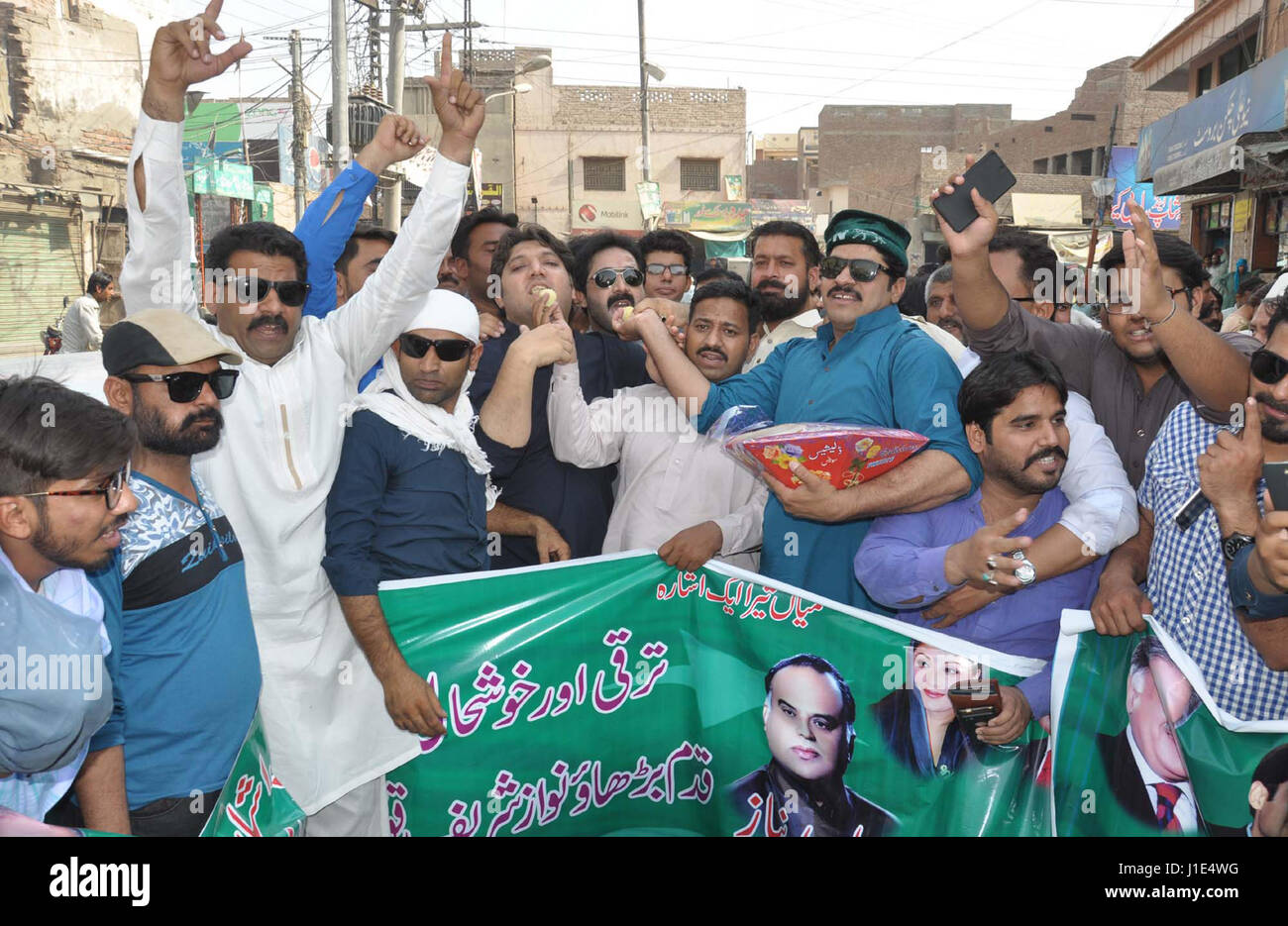 Les militants de la Ligue musulmane-N jubilant comme ils célèbrent sur le verdict dans l'affaire des fuites de Panama par la Cour suprême du Pakistan, dans la région de Multan jeudi, 20 avril 2017. Banque D'Images