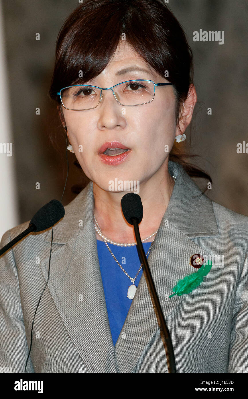 Ministre de la Défense japonais Tomomi Inada parle au cours d'une conférence de presse à l'Iikura Guest House le 20 avril 2017, Tokyo, Japon. Les ministres australiens sont venus au Japon pour la coopération en matière de défense d'un ciment de cesser le comportement de la Corée du Nord dans la péninsule coréenne. La tension a augmenté dans la péninsule ce mois après nous Président Trump ont envoyé des navires en réponse aux missiles nucléaires de la Corée du Nord. Credit : Rodrigo Reyes Marin/AFLO/Alamy Live News Banque D'Images