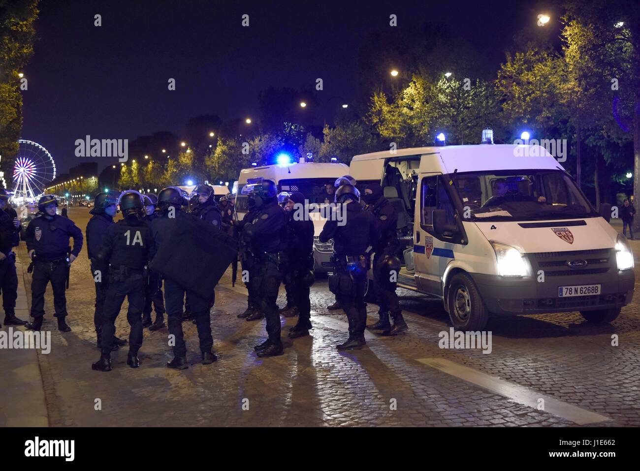 Paris. Apr 20, 2017. Les policiers montent la garde sur les Champs Elysees rue commerçante de Paris, France le 20 avril 2017. Un policier a été tué et un autre gravement blessé dans une fusillade jeudi soir près des Champs Elysees rue commerçante dans Paris. Crédit : Chen Yichen/Xinhua/Alamy Live News Banque D'Images