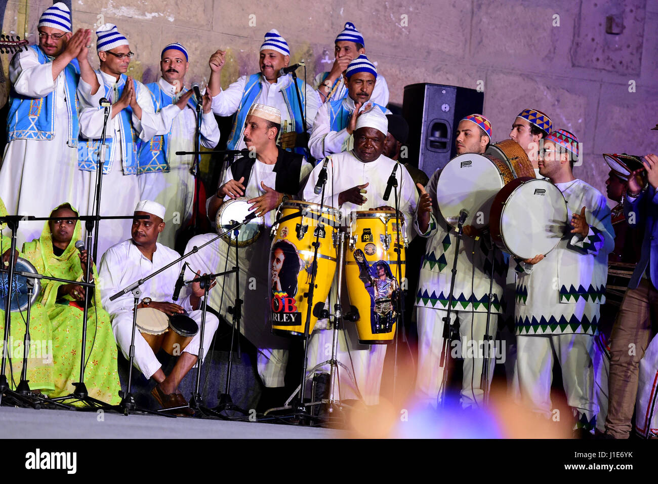 Le Caire, Égypte. Apr 20, 2017. Artistes jouent à la cérémonie d'ouverture du 5e Festival International de percussions et arts traditionnels au Caire, Égypte, le 20 avril 2017. Soulever le slogan de rhums du dialogue pour la paix", le festival accueille des spectacles autour de 23 pays et régions, dont l'Équateur, la Grèce, la Suisse et la Tunisie parmi beaucoup d'autres. Credit : Zhao Dingzhe/Xinhua/Alamy Live News Banque D'Images