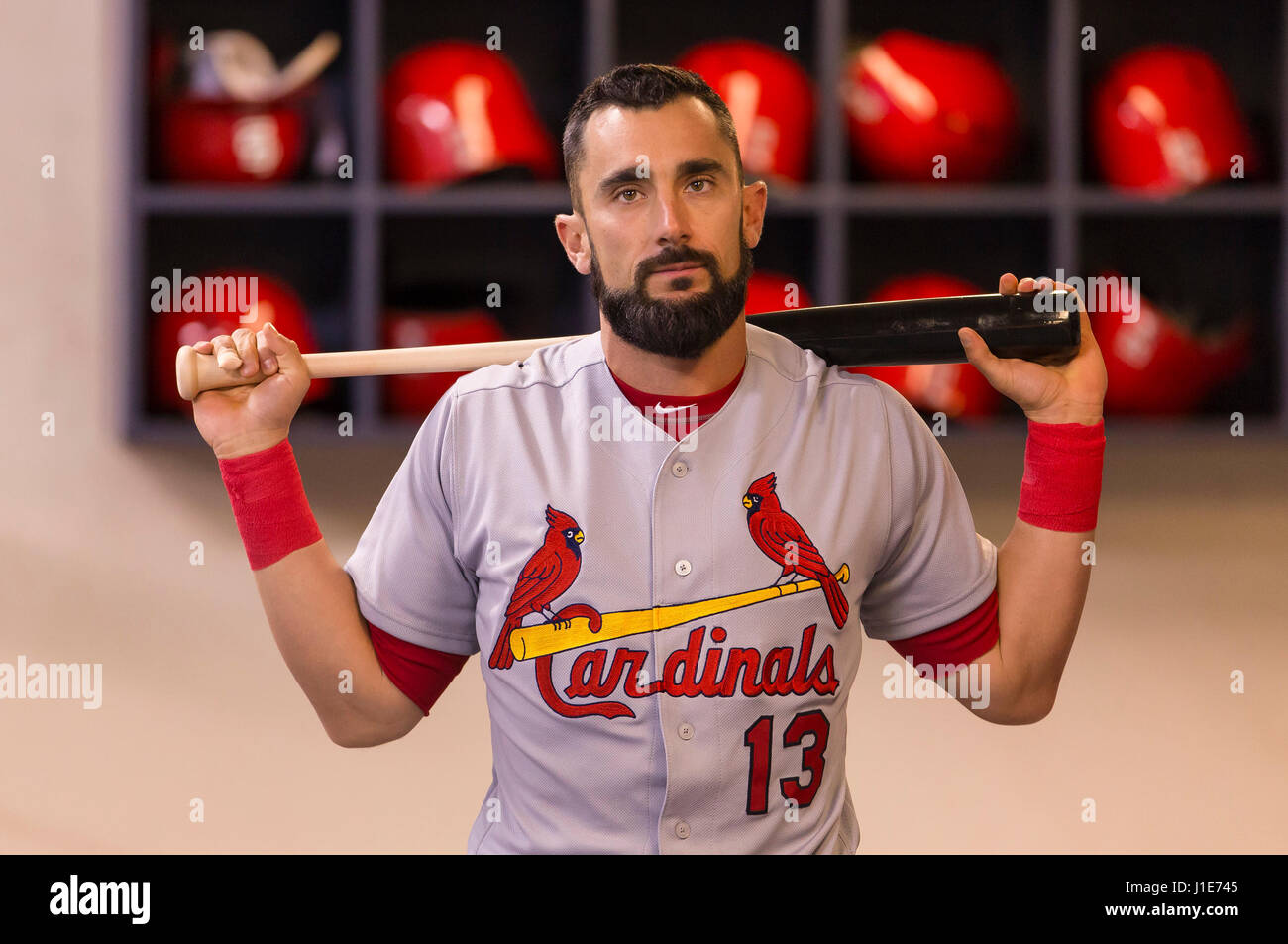 Milwaukee, WI, USA. Apr 20, 2017. Cardinals de Saint-Louis de troisième but Matt Carpenter # 13 juste avant le début de la partie de baseball de ligue majeure entre les Brewers de Milwaukee et les Cardinals de Saint-Louis au Miller Park de Milwaukee, WI. John Fisher/CSM/Alamy Live News Banque D'Images