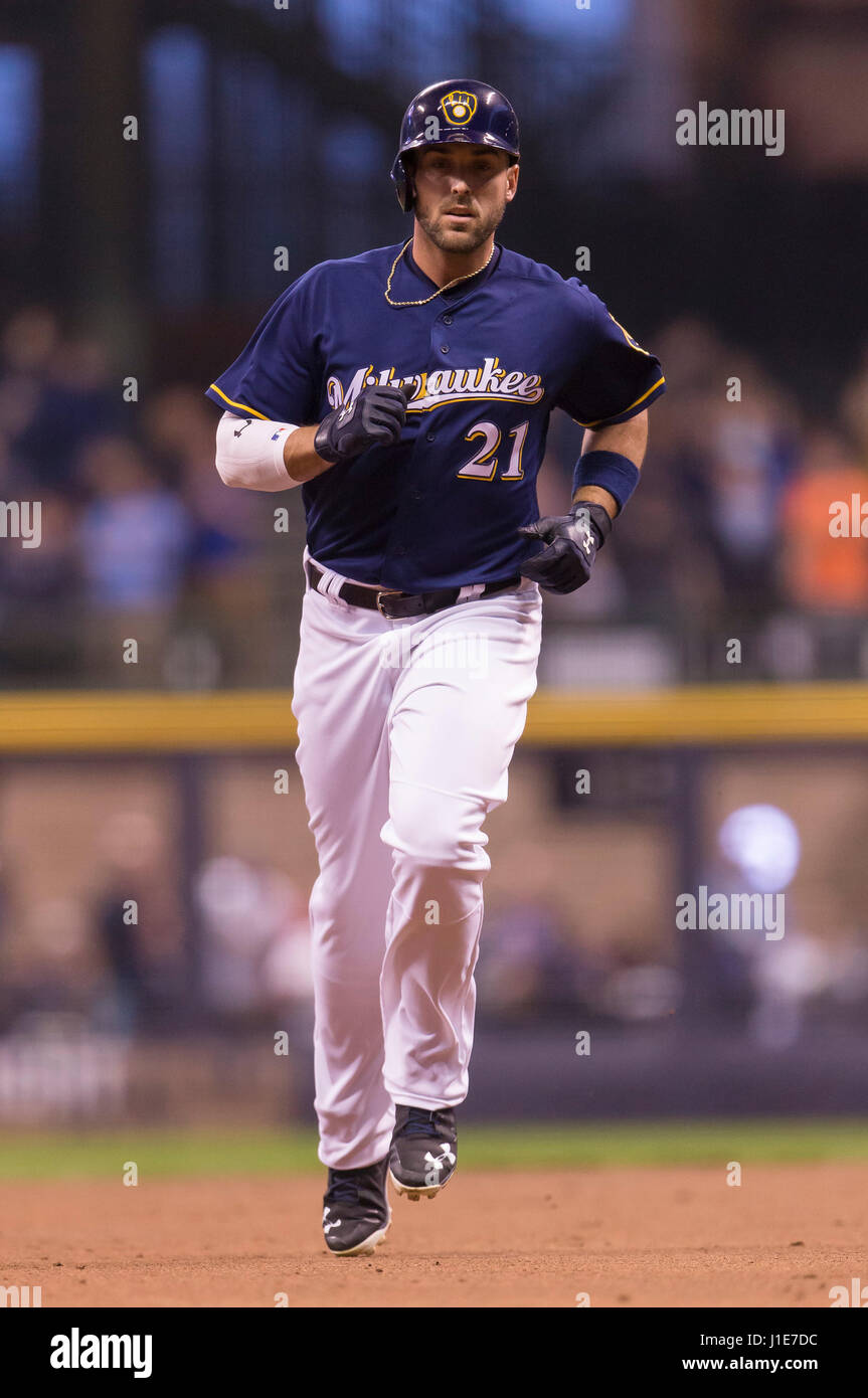 Milwaukee, WI, USA. Apr 20, 2017. Milwaukee Brewers de troisième but Travis Shaw # 21 hits un homer à exécuter trois champ droit dans la première manche du jeu de la Ligue Majeure de Baseball entre les Brewers de Milwaukee et les Cardinals de Saint-Louis au Miller Park de Milwaukee, WI. John Fisher/CSM/Alamy Live News Banque D'Images