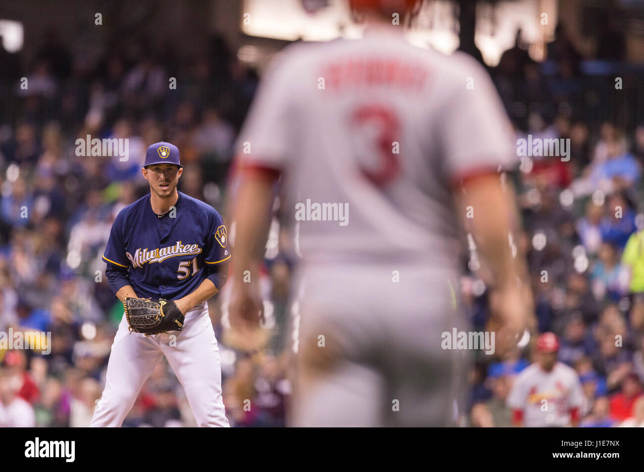 Milwaukee, WI, USA. Apr 20, 2017. Milwaukee Brewers pitcher Oliver Drake # 51 est titulaire d'un Cardinal runner pendant le match de la Ligue Majeure de Baseball entre les Brewers de Milwaukee et les Cardinals de Saint-Louis au Miller Park de Milwaukee, WI. John Fisher/CSM/Alamy Live News Banque D'Images