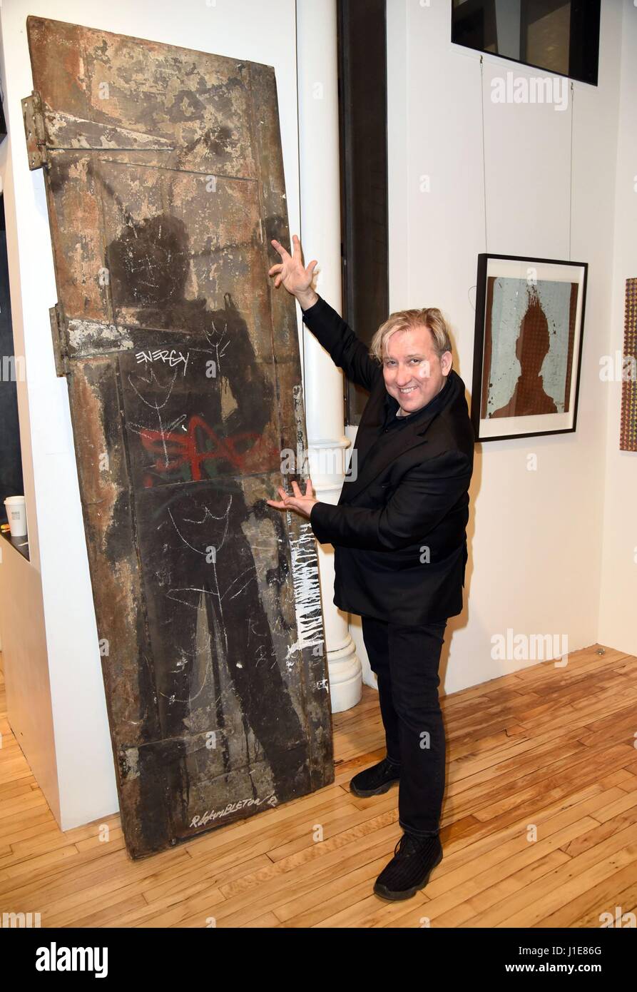 New York, NY, USA. Apr 20, 2017. Mark Kostabi, montre son graffiti'd Richard Hambleton porte (vers 1982) dans un loft de SoHo Hambleton pièce privée en l'honneur de son travail, et documentaire 'Shadowman' au Tribeca Film Festival. Dehors et environ pour la célébrité Candids - THU, New York, NY Le 20 avril 2017. Credit : Derek Storm/Everett Collection/Alamy Live News Banque D'Images