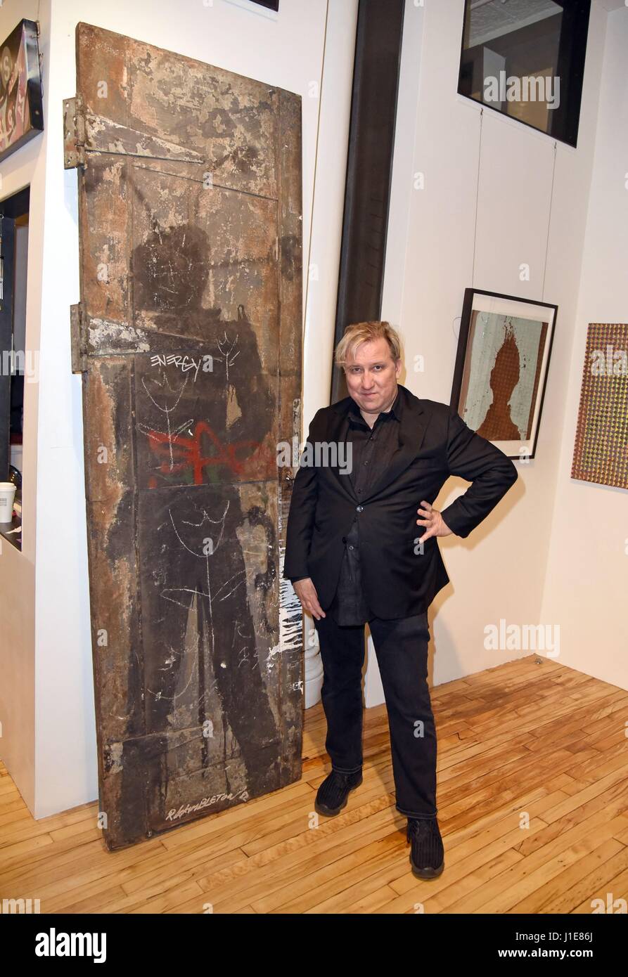 New York, NY, USA. Apr 20, 2017. Mark Kostabi, montre son graffiti'd Richard Hambleton porte (vers 1982) dans un loft de SoHo Hambleton pièce privée en l'honneur de son travail, et documentaire 'Shadowman' au Tribeca Film Festival. Dehors et environ pour la célébrité Candids - THU, New York, NY Le 20 avril 2017. Credit : Derek Storm/Everett Collection/Alamy Live News Banque D'Images