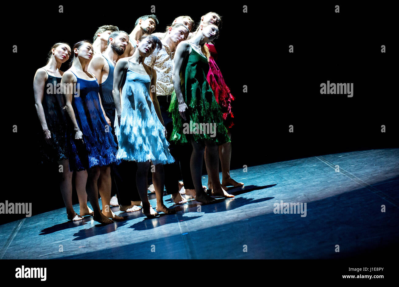 Wolfsburg, Allemagne. 20 avr, 2017. dpatop - danseurs répètent pour la première allemande de la jouer 'La Fresque' par le chorégraphe Angelin Preljocaj dans la centrale électrique de l'Autostadt à Wolfsburg, Allemagne, 20 avril 2017. Des artistes du monde entier se rassembleront ici sous le thème "Liberté" entre le 21 avril et le 21 mai 2017. Photo : Hauke-Christian Dittrich/dpa/Alamy Live News Banque D'Images