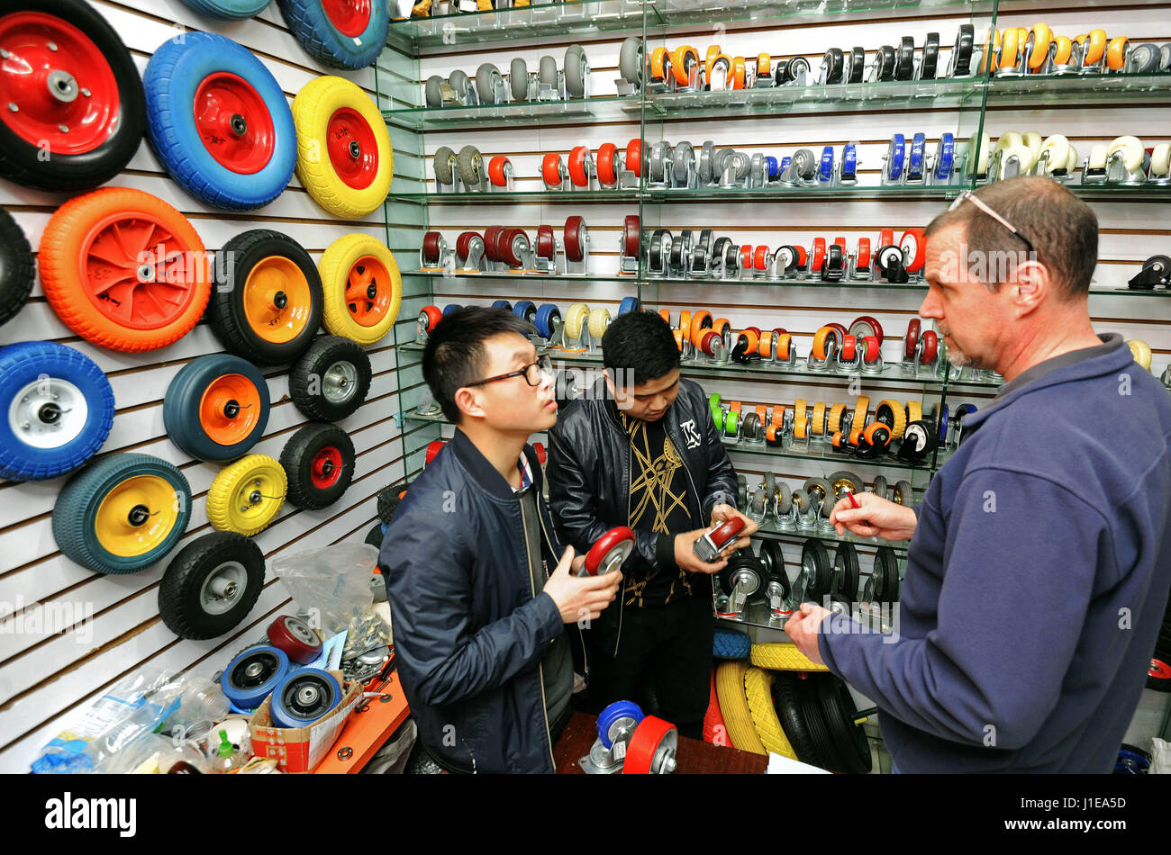 (170421) -- HANGZHOU, 21 avril 2017 (Xinhua) -- Les fournisseurs de pièces d'automobile à présenter un homme d'affaires américain dans un marché à Yiwu, l'est de la Chine dans la province du Zhejiang, le 13 avril 2017. Conformément à Hangzhou, Zhejiang douanes valeur du commerce extérieur s'est élevé à 559,15 milliards de yuans (81,24 milliards de dollars US) au premier trimestre de 2017, en hausse de 23,1 pour cent d'année en année. Les exportations et les importations ont augmenté de 15,8 pour cent et 49,7 pour cent sur un an respectivement. (Xinhua/Tan Jin)(wyo) Banque D'Images