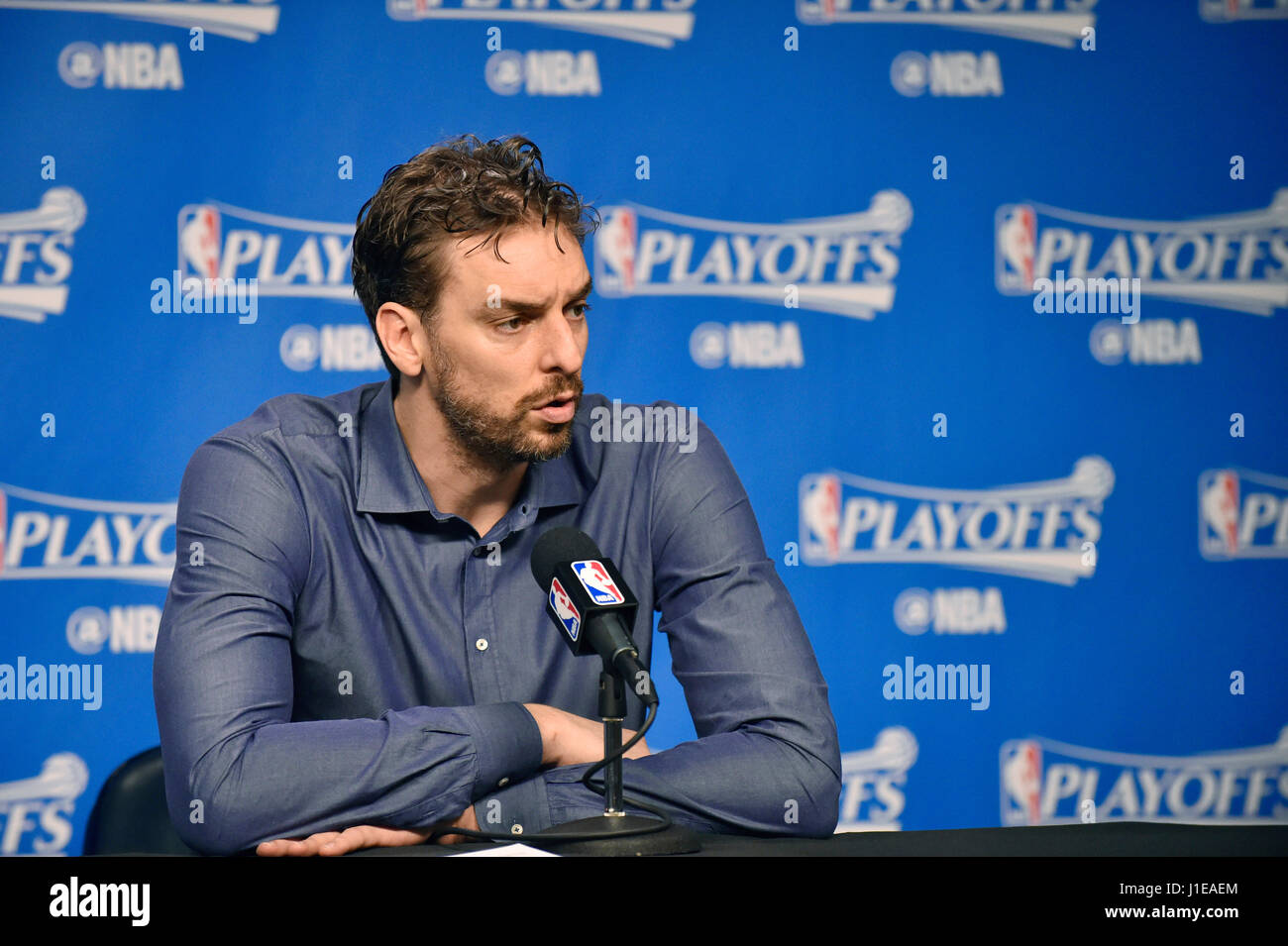 Memphis, TN, USA. Apr 20, 2017. Centre de San Antonio Spurs Pau Gasol répond aux questions lors d'une interview d'après match après un match NBA contre les Memphis Grizzlies au FedEx Forum de Memphis, TN. Memphis a remporté 105-94. Credit : csm/Alamy Live News Banque D'Images