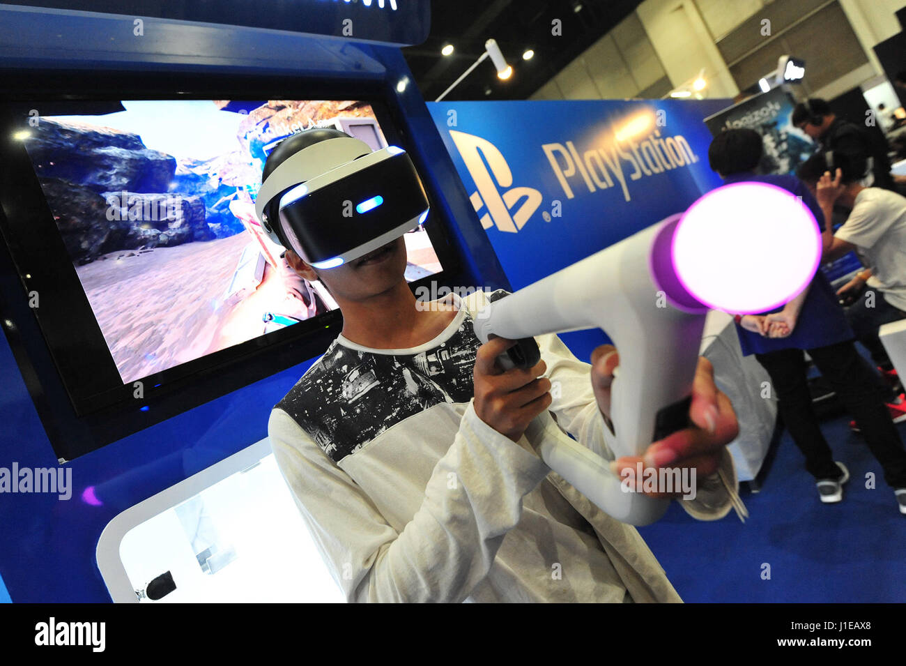 Bangkok, Thaïlande. Apr 21, 2017. Un visiteur essaye sur une réalité virtuelle (RV) périphérique de jeu au cours de la Thaïlande Comic Con 2017 à Bangkok, Thaïlande, le 21 avril 2017. Thaïlande Comic Con 2017, un événement de trois jours qui dispose d'animations, dessins animés, jeux vidéo et autres activités connexes et des produits, a été lancé à Bangkok le vendredi. Credit : Rachen Sageamsak/Xinhua/Alamy Live News Banque D'Images