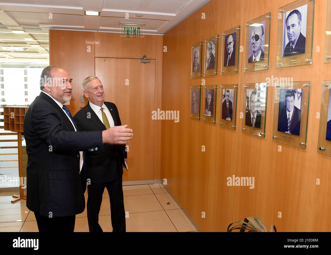 Tel Aviv, Israël. 21 avril, 2017. Le ministre de la Défense israélien Avigdor Lieberman, gauche, indique le Secrétaire américain à la Défense, James Mattis photos de ses prédécesseurs avant le début de leur réunion bilatérale lors du siège de l'IDF le 21 avril 2017 à Tel Aviv, Israël. Credit : Planetpix/Alamy Live News Banque D'Images