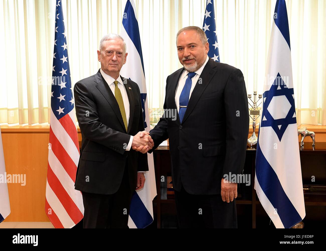 Tel Aviv, Israël. 21 avril, 2017. Le secrétaire américain à la Défense, James Mattis, gauche, est accueilli par le ministre de la défense Israélien Avigdor Lieberman avant le début de leur réunion bilatérale lors du siège de l'IDF le 21 avril 2017 à Tel Aviv, Israël. Credit : Planetpix/Alamy Live News Banque D'Images
