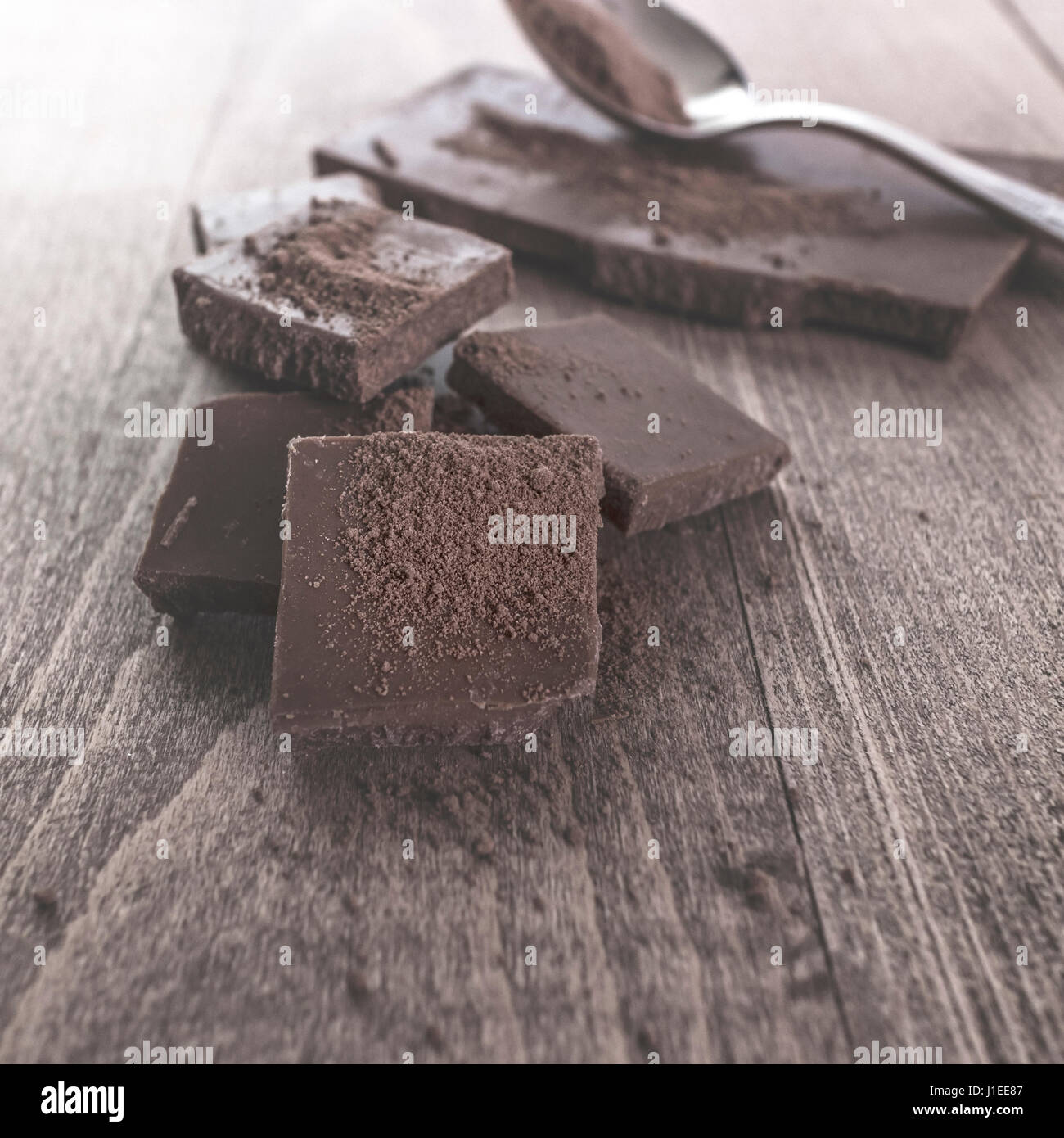 Casse le chocolat avec du cacao en poudre, Close up Banque D'Images