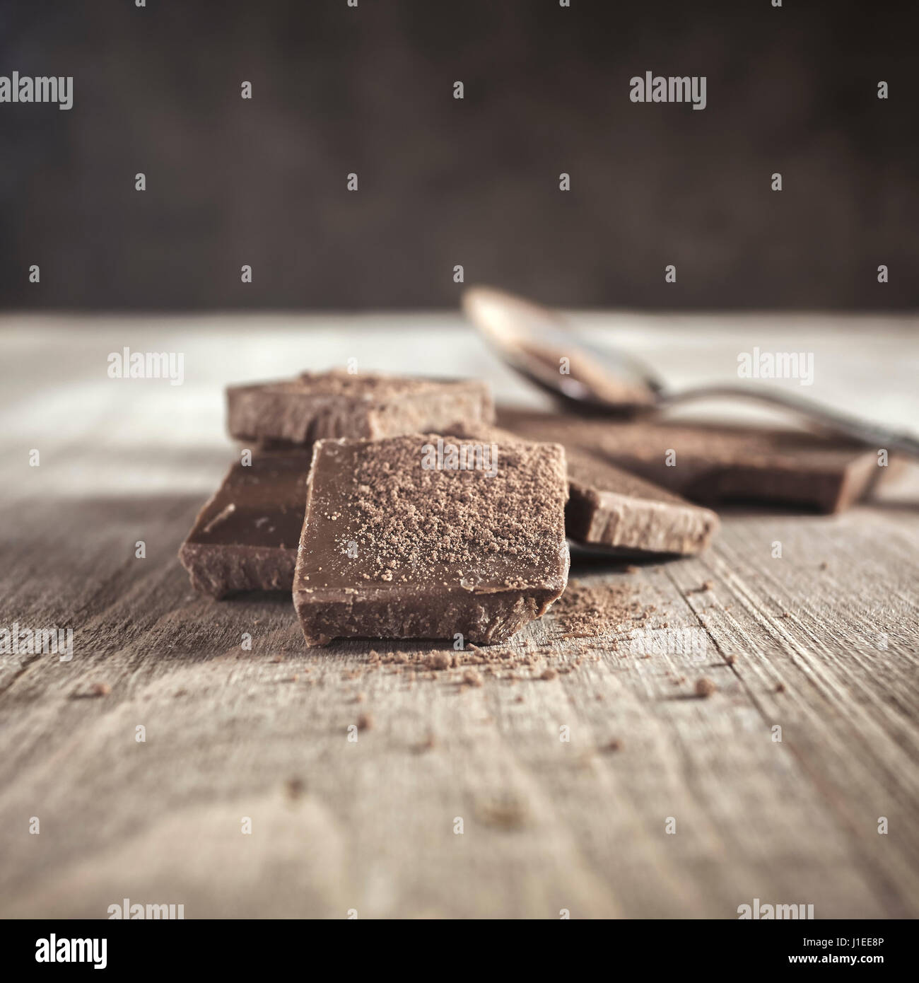 Casse le chocolat avec du cacao en poudre, Close up Banque D'Images