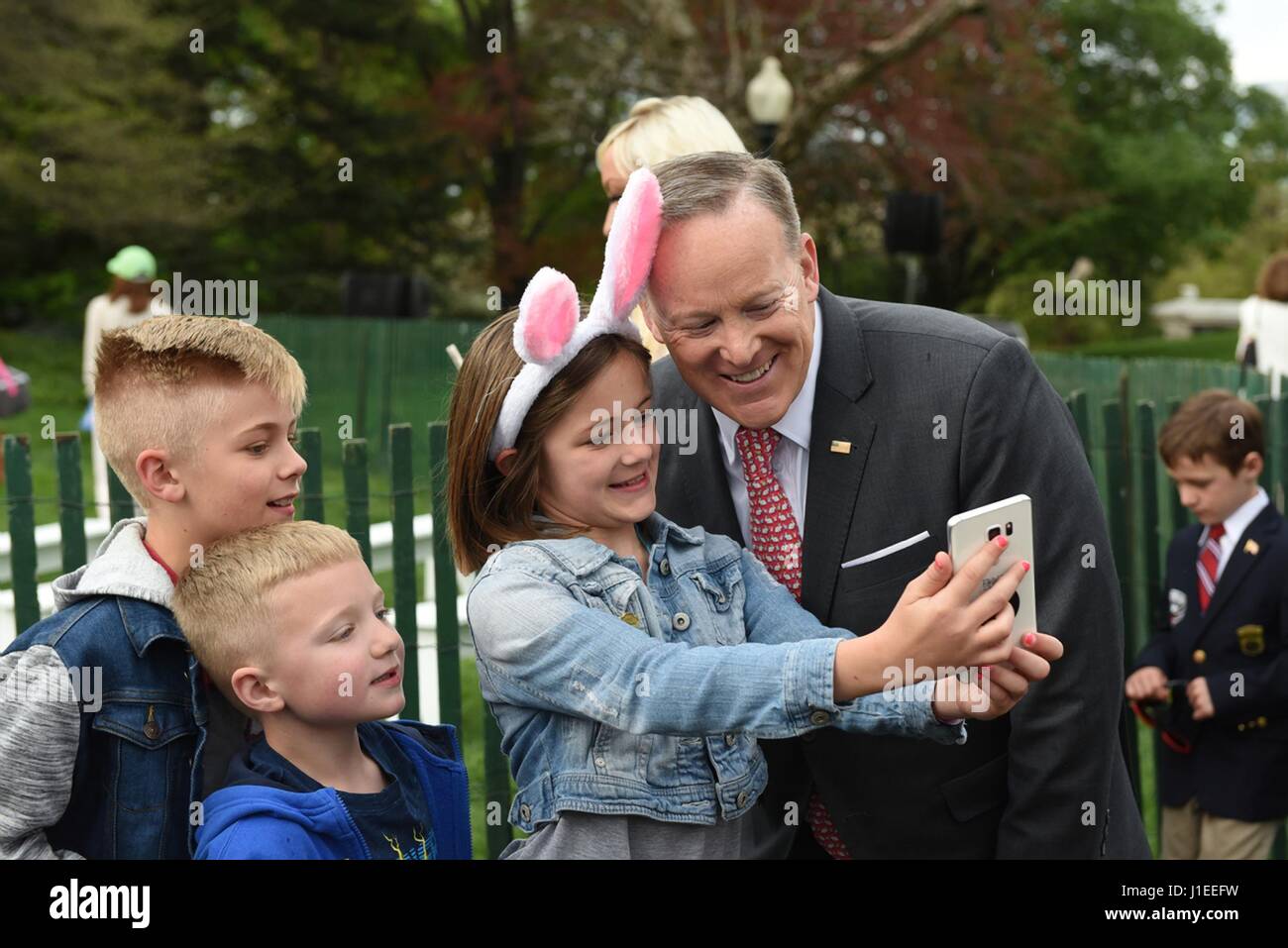 Secrétaire de presse de la Maison Blanche Sean Spicer selfies pose pour une avec des enfants au cours de l'assemblée annuelle aux Œufs de Pâques à la Maison Blanche le 17 avril 2017 à Washington, D.C. Banque D'Images