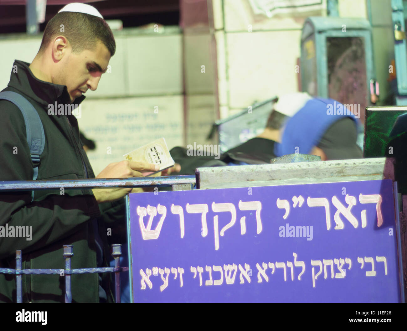 SAFED, Israël - Octobre 02, 2014 : l'homme juif prie Selichot (demande de pardon) à la tombe du ARI (Rabbi Isaac Louria), à Yom Kippour, je Banque D'Images