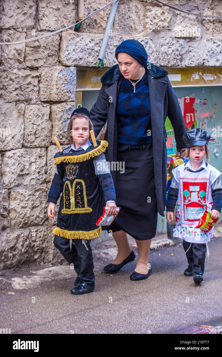 Au cours de la famille ultra-orthodoxe de Mea Shearim Jérusalem Pourim Banque D'Images