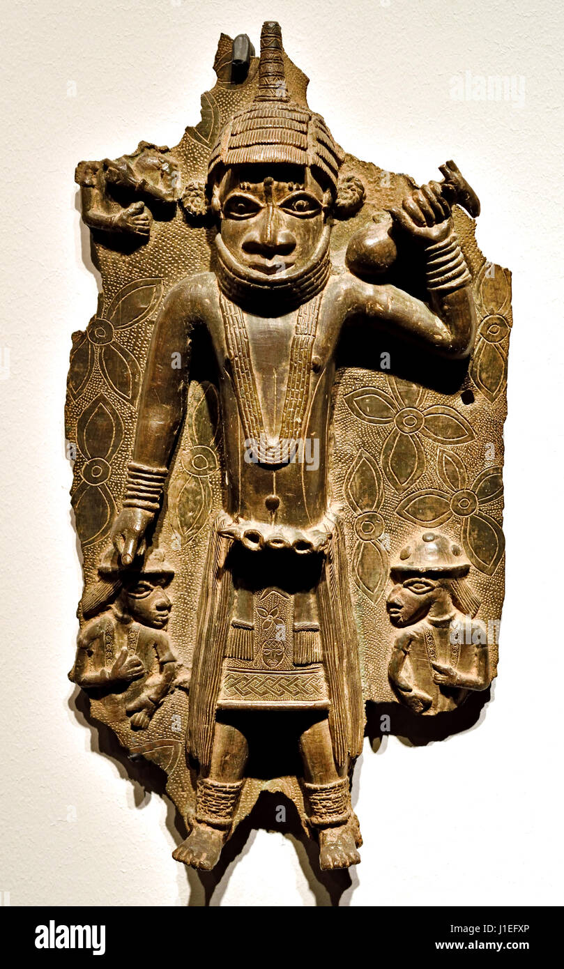 Emuru avec un chef d'un hochet16th - plaque en laiton, bronze du 17ème siècle montrant l'Abo du Bénin avec un accompagnateur, peuples Edo 16ème siècle annonce à partir de l'Afrique de l'Afrique Bénin, Nigéria Banque D'Images