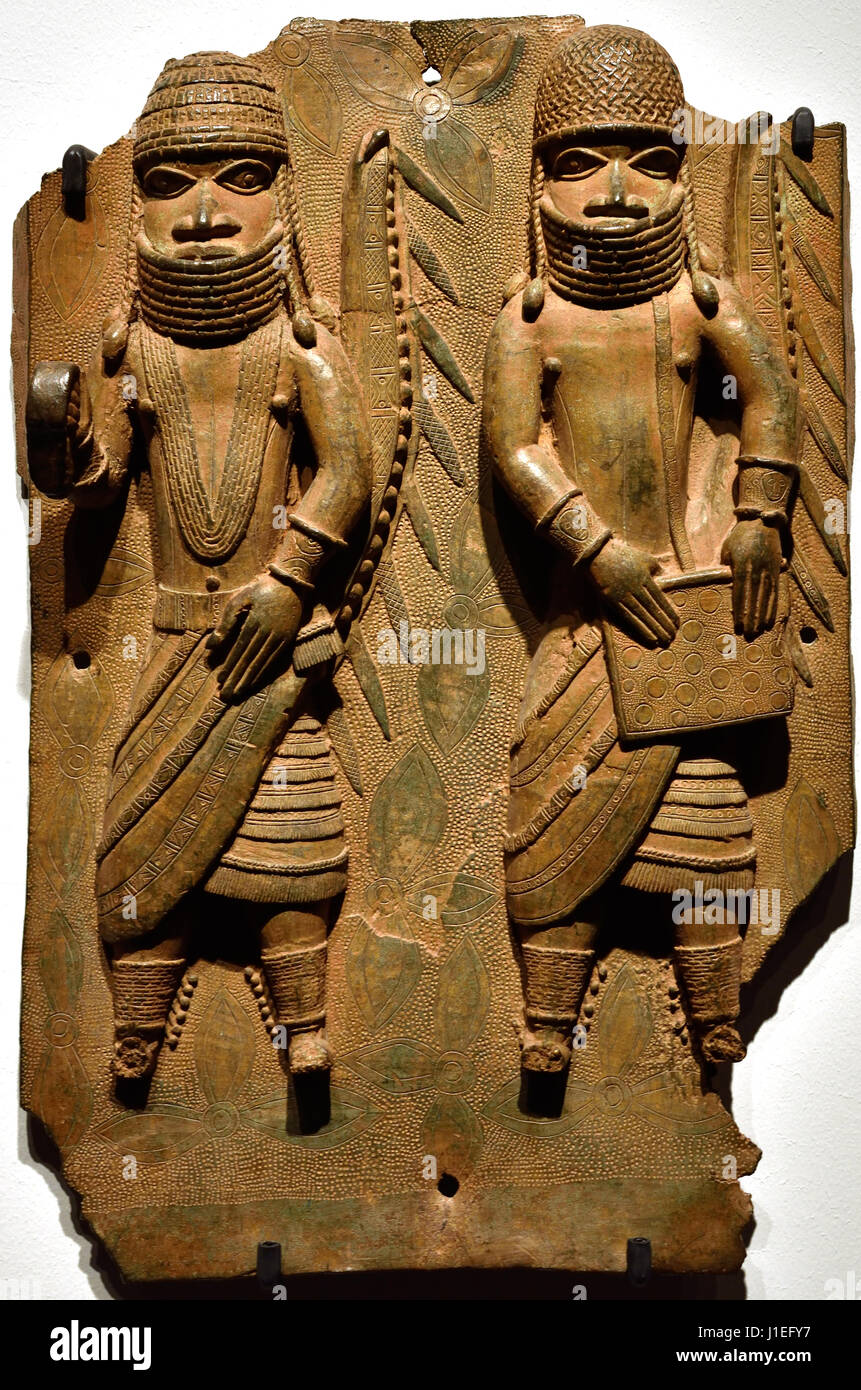 Deux courtiers 16e - 17e siècle plaque en laiton, bronze montrant l'Abo du Bénin avec un accompagnateur, peuples Edo 16ème siècle annonce à partir de l'Afrique de l'Afrique Bénin, Nigéria Banque D'Images