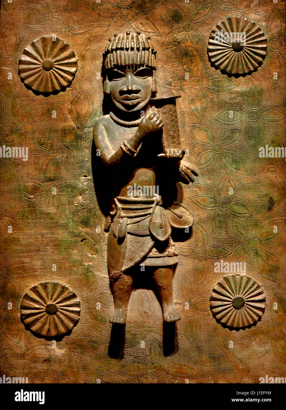 Courtier avec ekpokin contenant pour la remise des cadeaux au roi16th - plaque en laiton, bronze du 17ème siècle montrant l'Abo du Bénin avec un accompagnateur, peuples Edo 16ème siècle annonce à partir de l'Afrique de l'Afrique Bénin, Nigéria Banque D'Images