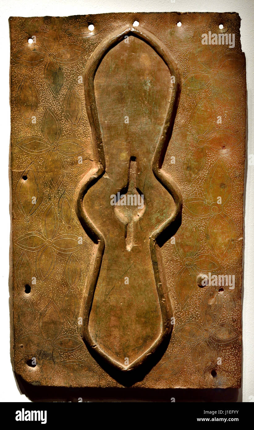 16ème - 17ème siècle bouclier plaque en laiton, bronze montrant l'Abo du Bénin avec un accompagnateur, peuples Edo 16ème siècle annonce à partir de l'Afrique de l'Afrique Bénin, Nigéria Banque D'Images
