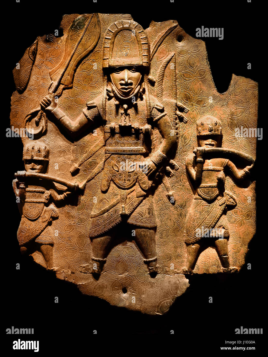 71/5000 chef militaire avec une épée accompagnée par hornblowers et gong joueurs 16e - 17e siècle plaque en laiton, bronze montrant l'Abo du Bénin avec un accompagnateur, peuples Edo 16ème siècle annonce à partir de l'Afrique de l'Afrique Bénin, Nigéria Banque D'Images