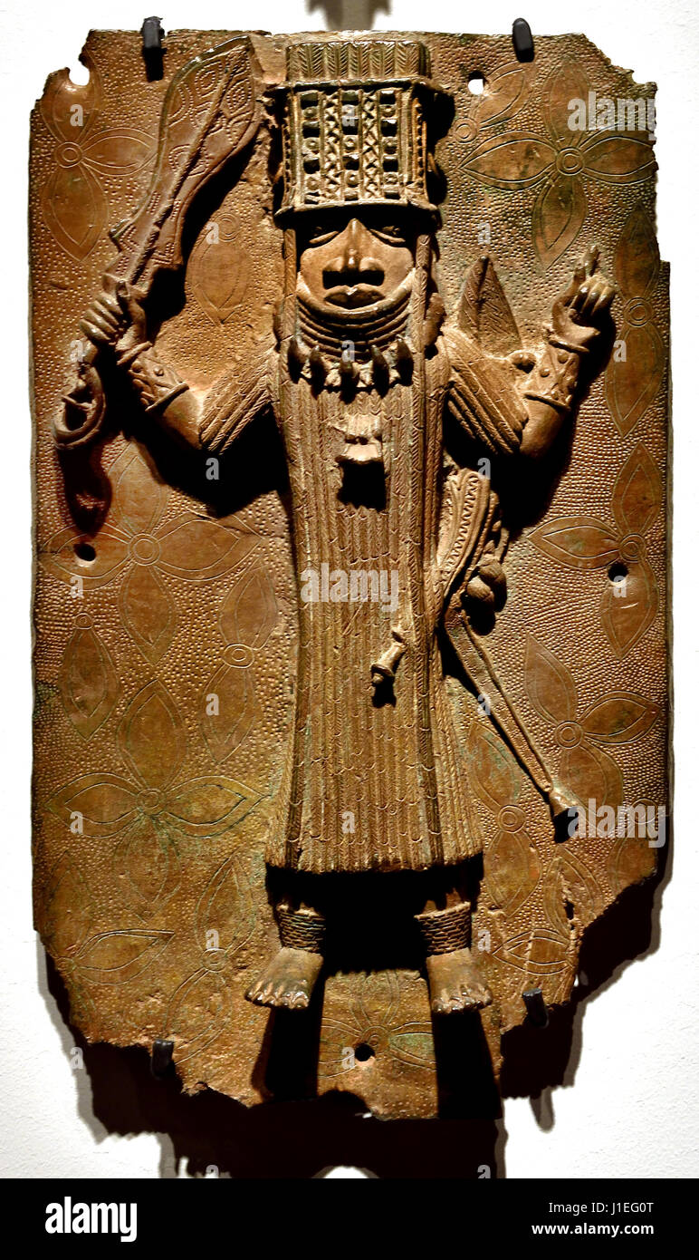 Le roi Ozulua ? 16e - 17e siècle plaque en laiton, bronze montrant l'Abo du Bénin avec un accompagnateur, peuples Edo 16ème siècle annonce à partir de l'Afrique de l'Afrique Bénin, Nigéria Banque D'Images