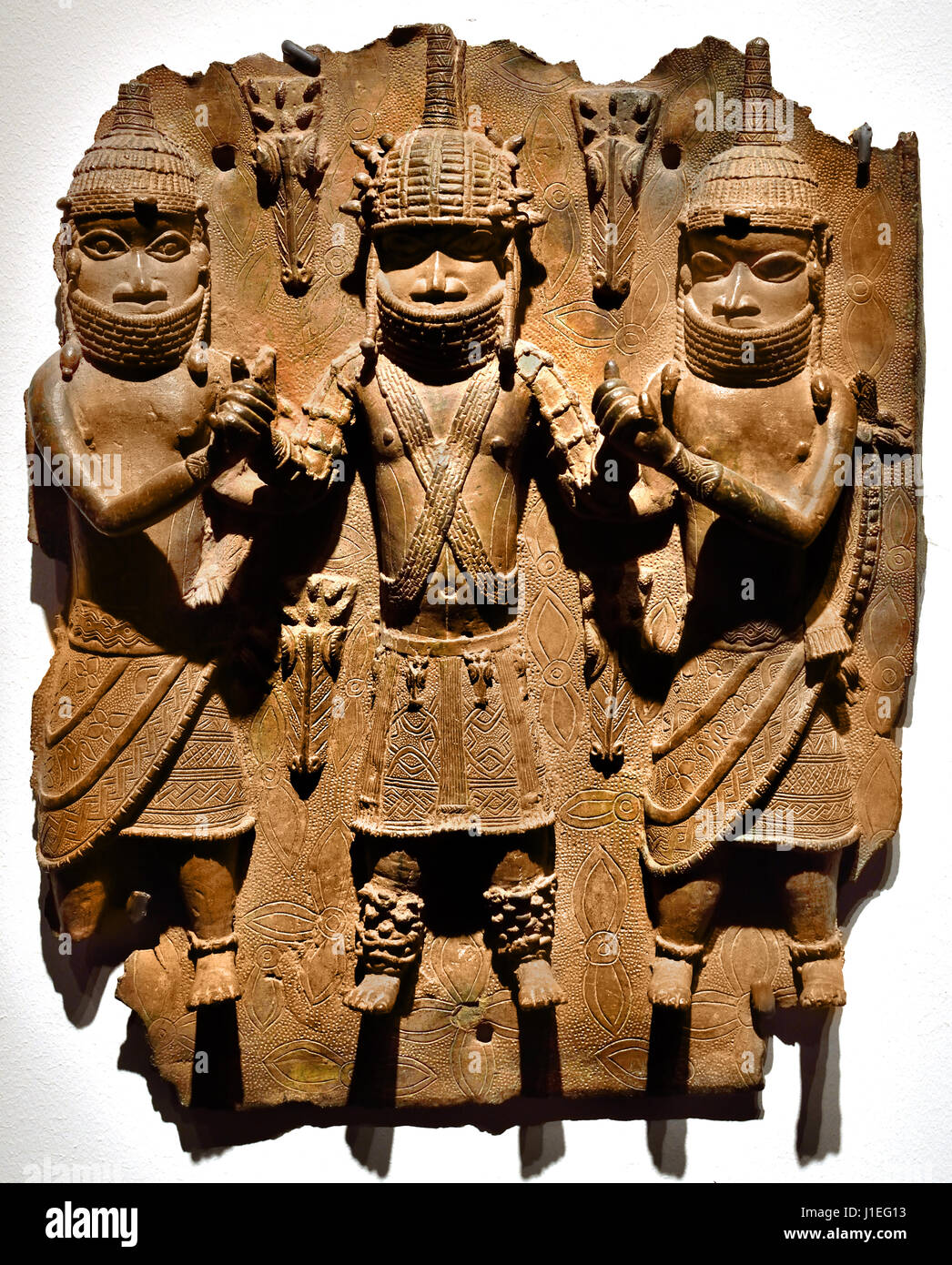 Roi avec deux escorts Bronze 16e - 17e siècle plaque de laiton montrant l'Abo du Bénin avec un accompagnateur, peuples Edo 16ème siècle annonce à partir de l'Afrique de l'Afrique Bénin, Nigéria Banque D'Images