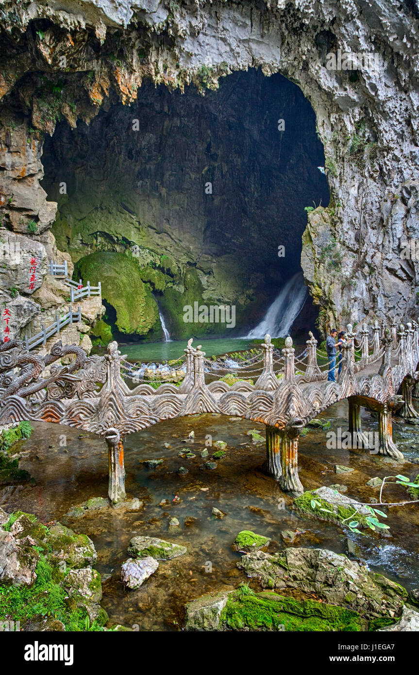 Chine, Guizhou, Dragon Palace Scenic Area. Cascade grotte creusée par l'intérieur du karst calcaire. Banque D'Images