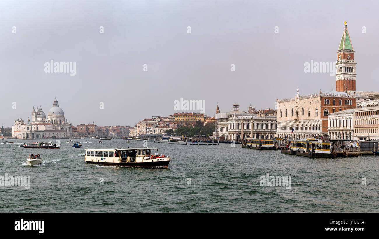 Basilica della Salute et Piazza San Marco à travers le bassin San Marco d'un ferry, Venise, Italie Banque D'Images