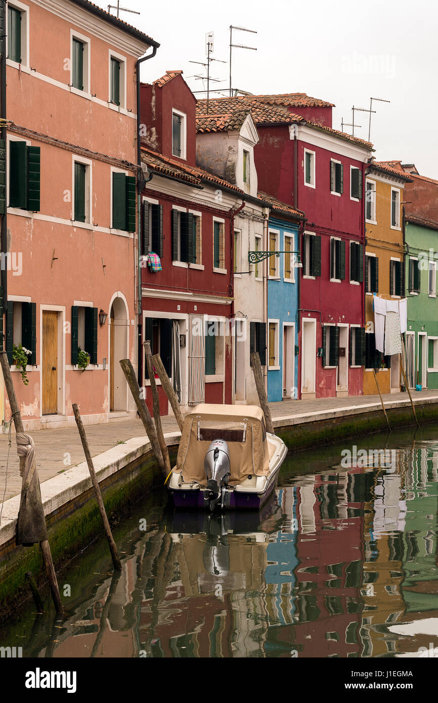 Maisons peintes de couleurs vives le long d'un canal sur l'île de Burano, Venise Italie Banque D'Images