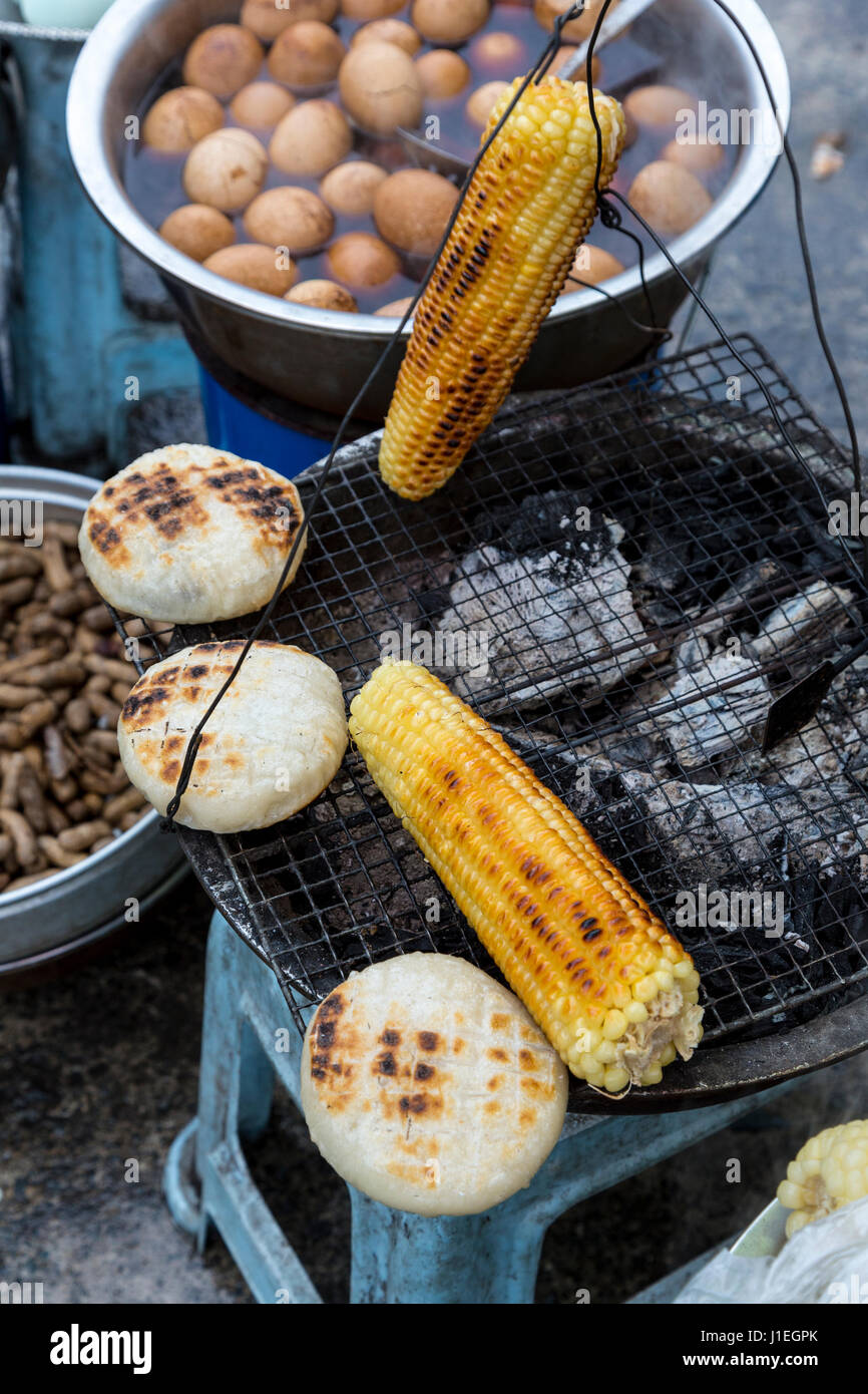 La province du Guizhou, en Chine. Des épis de maïs grillé, Œufs durs, et d'autres collations en vente sur l'aire de repos de la route. Banque D'Images