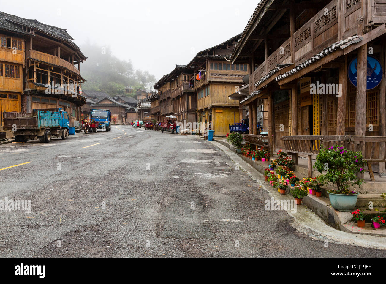 Huanggang, Guizhou, en Chine. Rue principale dans un village ethnique. Banque D'Images